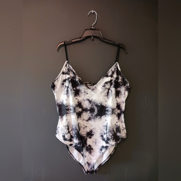 SHEIN Tops - SHEIN CURVE 2XL WOMEN'S BLUE AND WHITE TIEDYE BODY SUIT